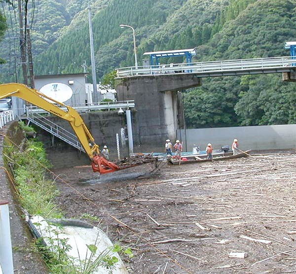 重機による塵芥引揚作業