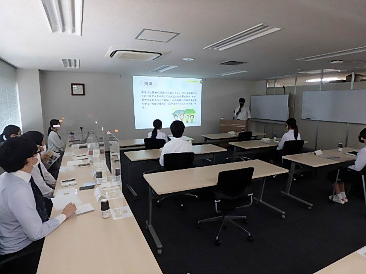 福岡県立福岡中央高等学校の生徒5名との社会貢献CSR活動中の写真